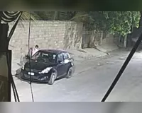 कार मालिक के नजरों के सामने चुरा ली कार, घटना सीसीटीवी में कैद