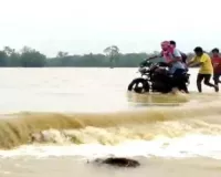 असम में बाढ़ से स्थिति खराब, सड़क से टूटा संपर्क 
