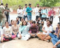 छात्रा से अश्लील हरकत और अभद्र इशारे पर फूटा गुस्सा, सड़क पर बैठ छात्राओं ने किया प्रदर्शन, महिला आयोग ने लिया संज्ञान