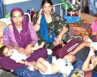 जेकेलोन में एक बेड पर तीन- तीन बच्चों का करना पड़ रहा इलाज 
