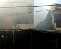 रेडीमेड कपड़े के गोदाम में लगी भीषण आग,  छह दमकलों से दो घंटे में पाया आग पर काबू