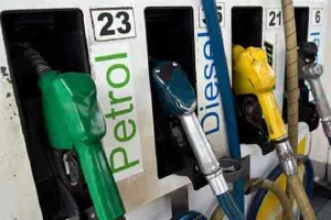 1 दिन के ठहराव के बाद फिर बढ़ी ईंधन की कीमतें, दिल्ली में पेट्रोल 29 पैसे और डीजल 34 पैसे महंगा