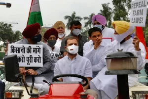 किसानों के समर्थन में ट्रैक्टर चलाकर संसद पहुंचे राहुल गांधी, बोले- तीनों काले कानूनों को रद्द करे सरकार