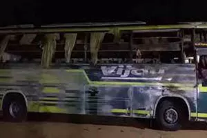 झुंझुनूं के सिंघाना इलाके में बस पलटी, 2 यात्रियों की मौत, करीब 30 घायल