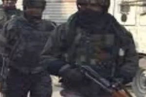 कश्मीर में आतंकवादियों ने पुलिसकर्मियों पर फेंका ग्रेनेड