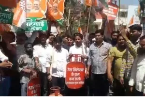 महंगाई के खिलाफ युवा कांग्रेस का हल्ला बोल, जयपुर कलेक्ट्रेट पर प्रदर्शन