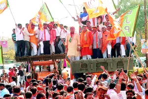 भाजपा ने बुलडोजर पर मनाया जीत का जश्न