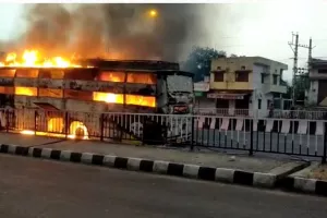 राजसमंद में हाइवे पर 70 लोगों से भरी बस में आग, मची अफरातफरी