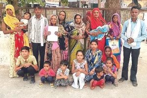 विधवा परिवार के साथ बैठी कलेक्ट्रेट धरने पर,  कृषि भूमि का कब्जा मुक्त नहीं कराने का मामला