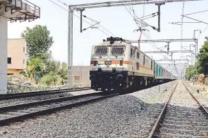 रेलवे ट्रैक पर 130 किमी प्रति घंटा की स्पीड से चली ट्रेन