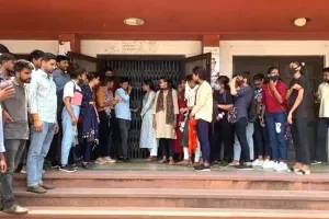 महारानी कॉलेज के बाहर अश्लील हरकत का मामला गर्माया: छात्राओं का राजस्थान यूनिवर्सिटी में प्रदर्शन, जेएलएन मार्ग जाम करने का प्रयास