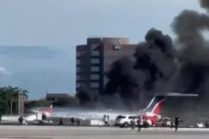अमेरिका में विमान का लैंडिंग गियर फटा, लगी आग