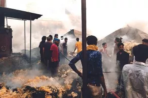  नमदे की फैक्ट्री में लगी भीषण आग, लाखों का माल जला