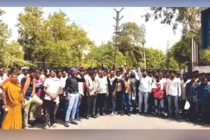 मजदूरी के लिए महाराष्ट्र गए युवक की संदिग्धावस्था में मौत, मुआवजे की मांग को लेकर प्रदर्शन