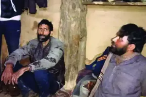 कश्मीर में ग्रामीणों ने लश्कर के 2 आतंकवादियों को पकड़ा