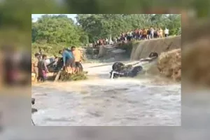 उत्तराखंड में नदी में बही पर्यटकों की कार, 9 लोगों की मौत