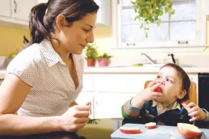 बच्चे को जबरदस्ती खाना खिलाना पड़ सकता है आपको भारी