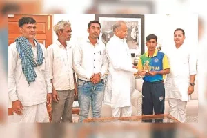 मुख्यमंत्री ने भरत का किया उत्साहवर्धन: तेज गेंदबाज को एसएमएस स्टेडियम की क्रिकेट एकेडमी में मिलेगा प्रशिक्षण