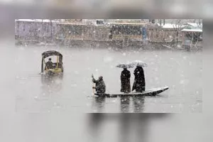 कश्मीर: भारी बारिश घाटी में लेकर आई आफत, कई इलाकों में बाढ़