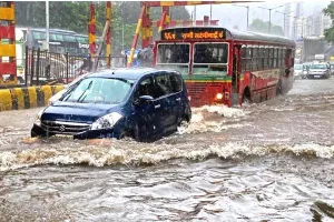 मुंबई में भारी बारिश का रेड अलर्ट, बसों-मेट्रो और ट्रेनों का रूट डायवर्ट 