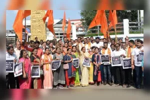 संजय राउत को गिरफ्तार करने के विरोध में शिवसेना का प्रदर्शन 