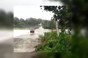 तेज बारिश के बीच झामरी नदी में बहा ट्रक