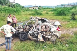 ट्रक से टकराई कार, 6 लोगों की मौत 