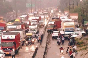 दिल्ली में बारिश से हाईवे जाम, स्कूल बंद करने के आदेश 