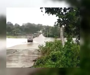 तेज बारिश के बीच झामरी नदी में बहा ट्रक